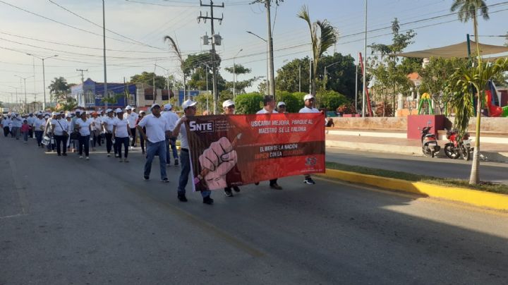 Marchan empleados en José María Morelos por el Día del Trabajo