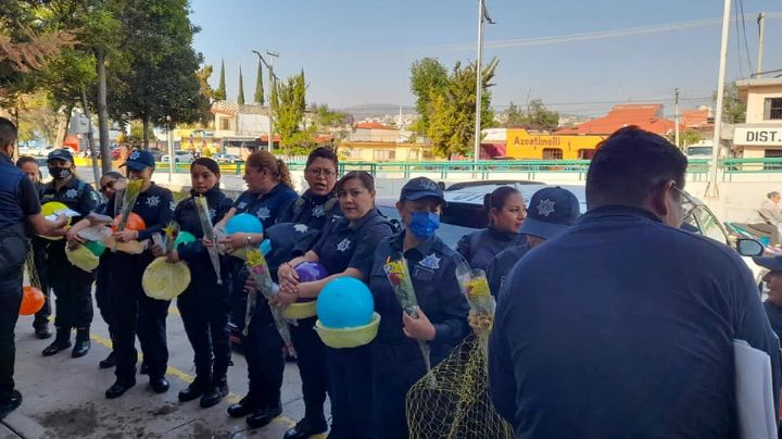 Regalan pelotas a mujeres policías por el Día de las Madres en Pachuca