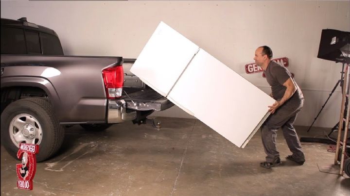Refrigerador aplasta a un hombre al caer de una camioneta en Coahuila