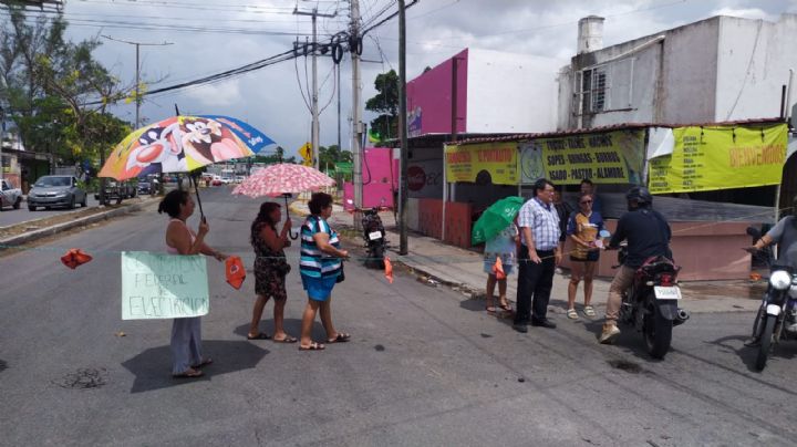 Bloquean avenida Quetzalcóatl en Mérida; vecinos se quejan de la CFE: EN VIVO