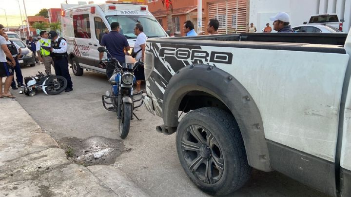 Motociclista se impacta contra una camioneta que le cerró el paso en Lerma, Campeche