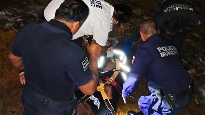 Policía de Cozumel salva a hombre que se encontraba flotando inconsciente en la playa