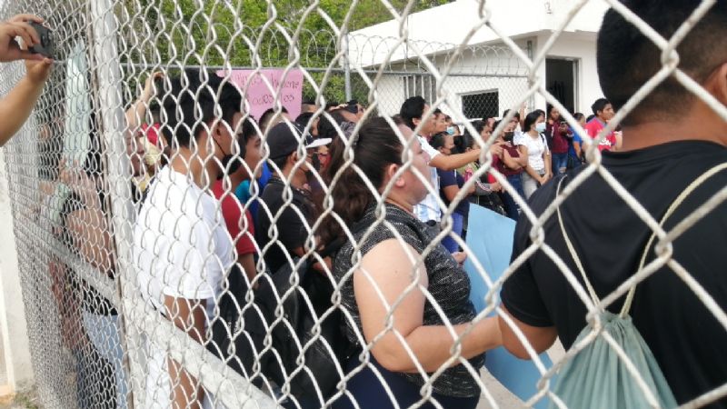 Obreros exigen reparto de utilidades; protestan afuera de una maquiladora en Campeche