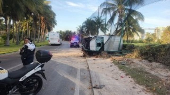 Camioneta termina volcada en la Zona Hotelera de Cancún