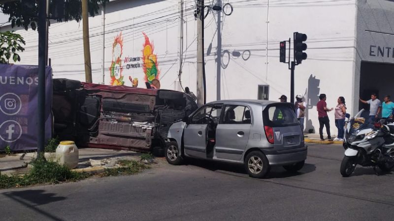 Camioneta vuelca al ser impactada por un auto en Mérida