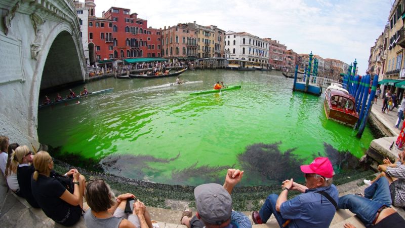 Aparece mancha verde fosforescente en el Gran Canal de Venecia