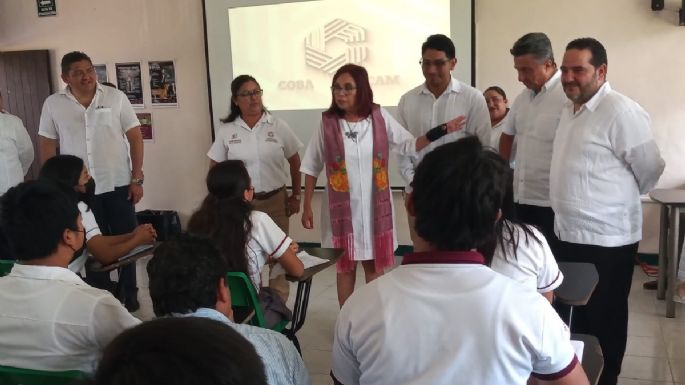 Leticia Ramírez, titular de la SEP, visita a estudiantes del Cobacam en Hecelchakán