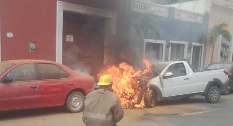 Se incendia camioneta en el Centro de Mérida y causa daños en otro auto