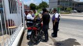 Motociclista derrapa y se estrella contra una camioneta en Campeche