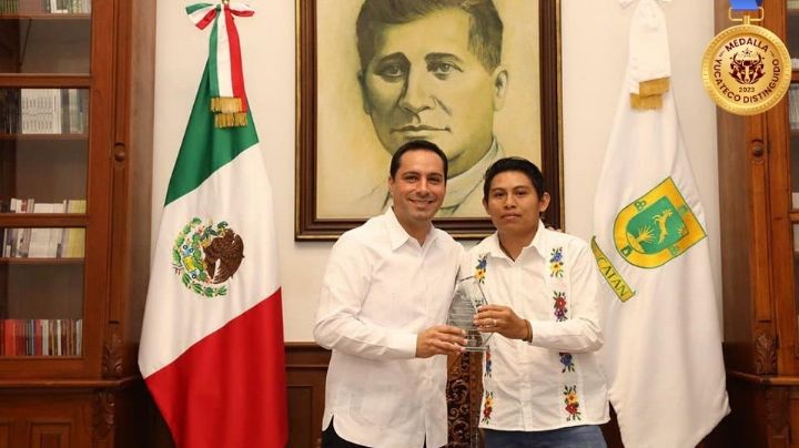 Maestro de Peto recibe la medalla Yucateco Distinguido por rescate de la lengua maya