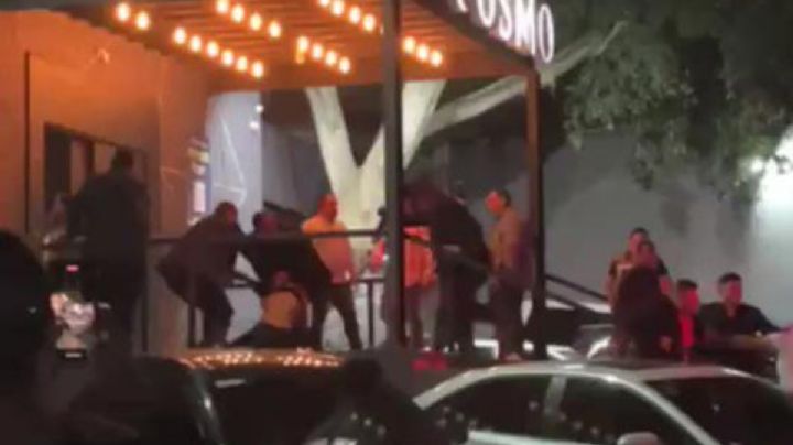 Guardias de seguridad de un bar golpean a jóvenes en Cuernavaca: VIDEO