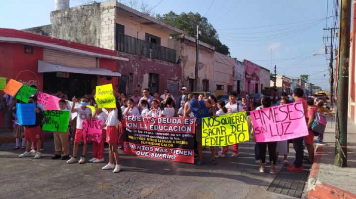 Alumnos y maestros exigen restablecer la energía eléctrica en una primaria de Mérida: EN VIVO