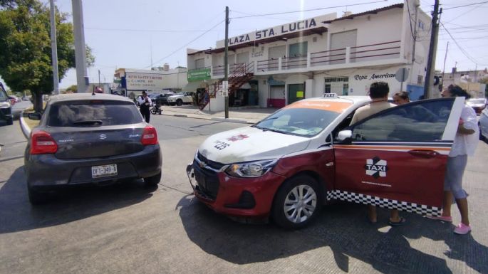 Taxista provoca un choque en Campeche por no respetar la señal de alto
