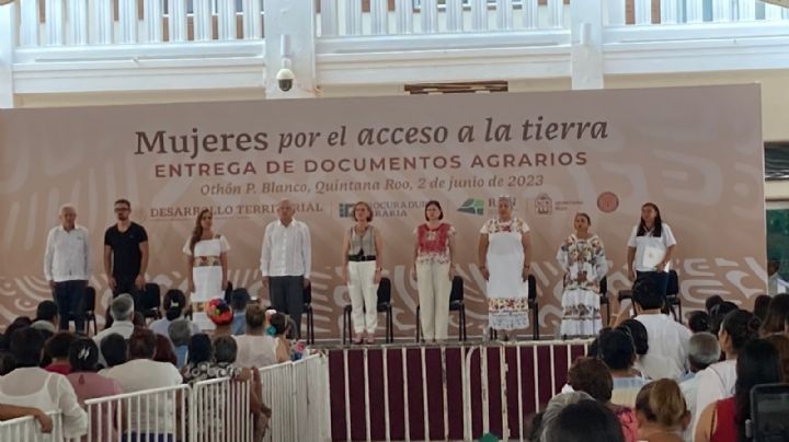 AMLO entrega títulos agrarios a mujeres de Quintana Roo