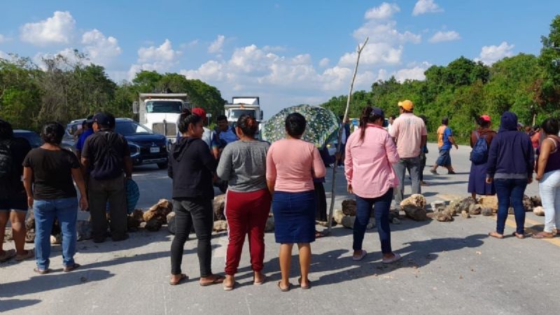Cerca de 200 pobladores bloquean vía Chetumal-Cancún contra la CFE