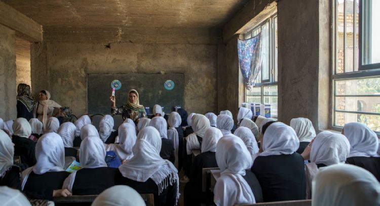 Envenenan a casi 80 niñas en dos escuelas primarias de Afganistán