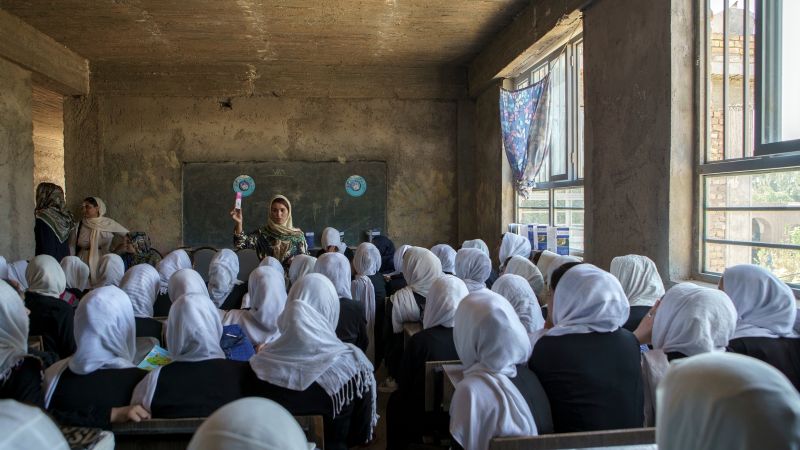 Envenenan a casi 80 niñas en dos escuelas primarias de Afganistán