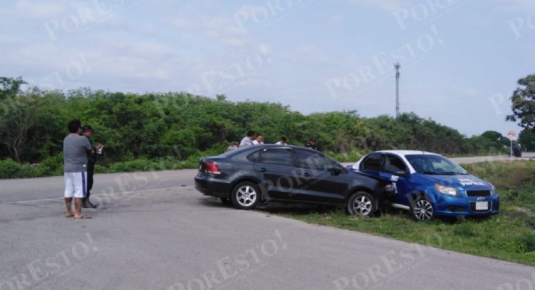 Taxi invade carril y choca contra auto en la vía Buctzotz-Tizimín; hay dos lesionados
