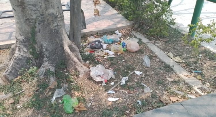 Vecinos de Escárcega exigen limpieza de parque principal; 'es un basurero', aseguran