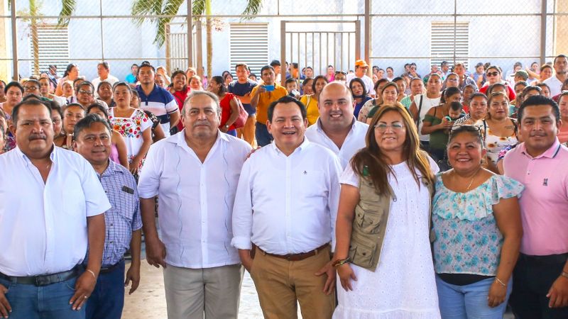 Joaquín Díaz Mena entrega 38 mdp del programa 'La Escuela Es Nuestra' en Yucatán