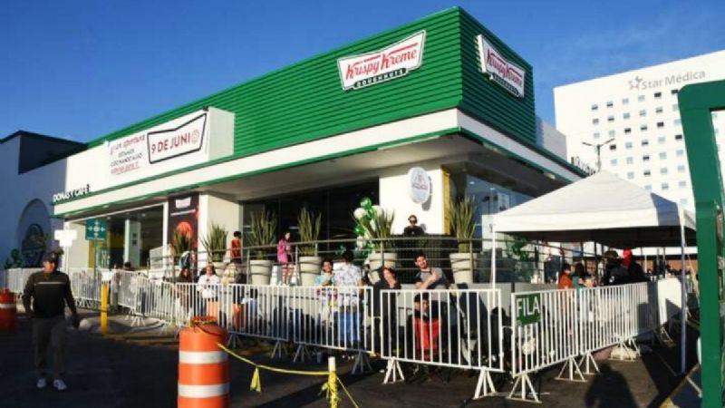 Acampan más de 100 personas por donas gratis de Krispy Kream en Chihuahua