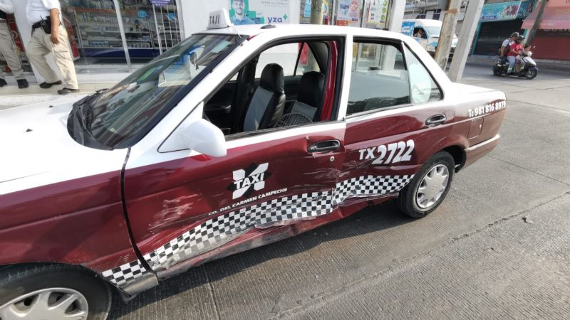 Conductor daña un taxi tras estrellarse en Ciudad del Carmen