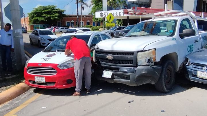 En Campeche, empleado de la CFE provoca carambola y deja una persona lesionada