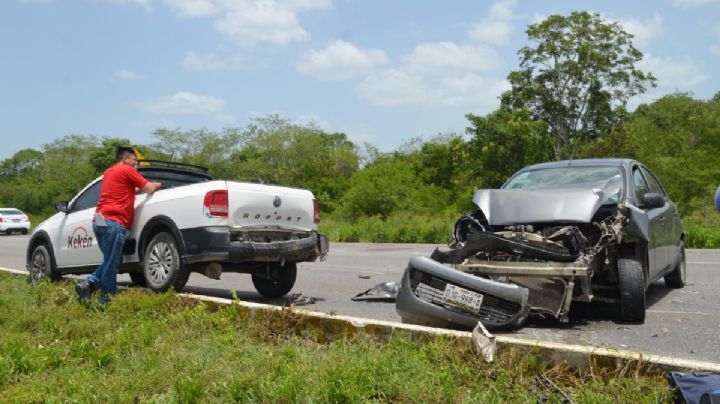 Camioneta de Kekén choca contra dos autos en la carretera Mérida-Cancún
