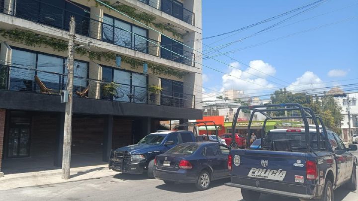 Muere hombre al caer del cuarto piso de un edificio en Playa del Carmen
