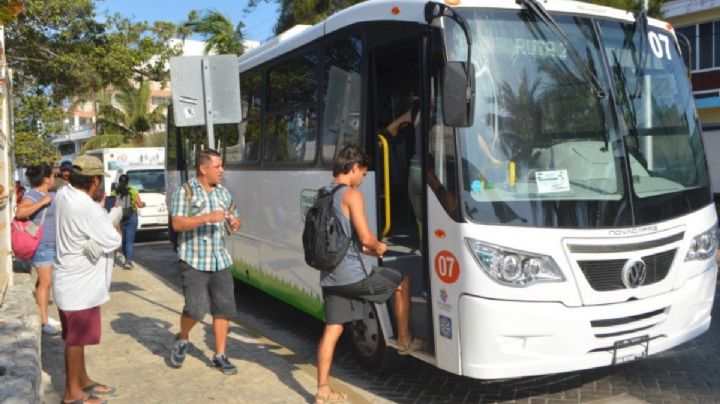 En Isla Mujeres, suspenden a chofer de transporte público por maltratar a un abuelito