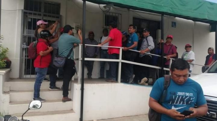 Apagones en Hopelchén: Comisarios y habitantes protestan frente las oficinas de la CFE