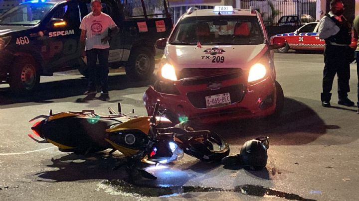 Motociclista ebrio choca contra un taxi y resulta lesionado en Campeche