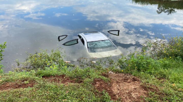Auto se hunde en la Laguna de la Sabana en Chetumal: VIDEO