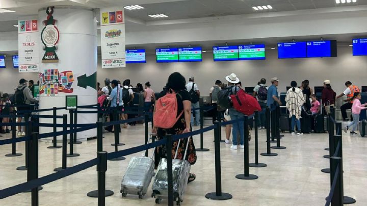 ¡Tierno! Perrito despide a su 'mamá' antes de abordar en el aeropuerto de Cancún
