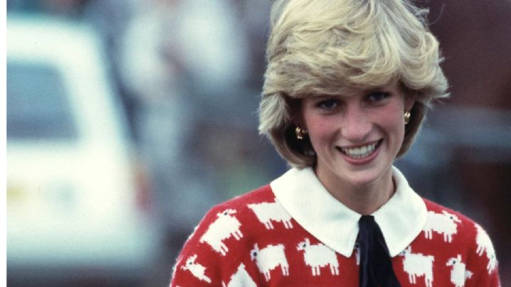 El famoso suéter rojo de borregos de la Princesa Diana fue subastado por millonaria cantidad