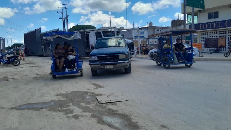 Mototaxista y pasajeras se salvan de ser atropellados por un auto en Escárcega