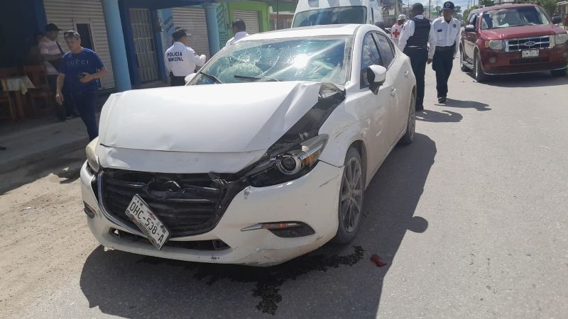Mujer resulta herida tras estrellarse contra un auto en Escárcega