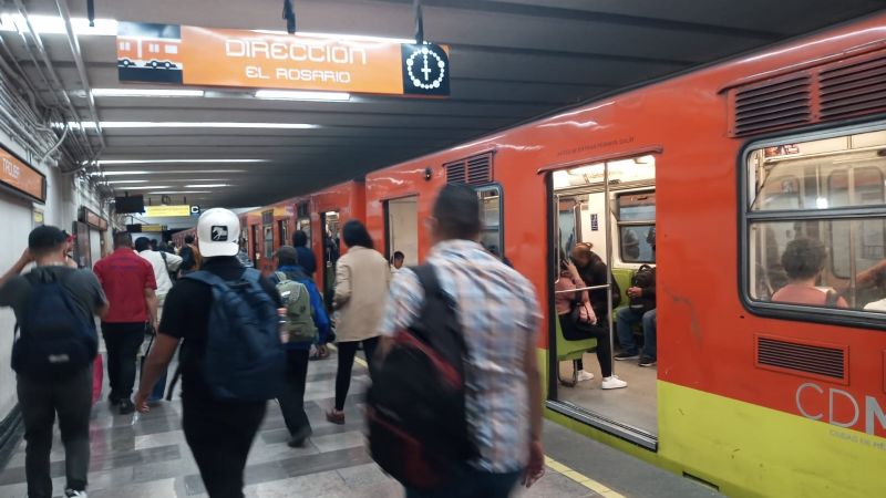 Hombre cae a las vías del Metro de la CDMX y muere arrollado por un convoy