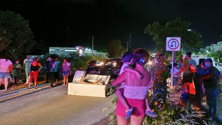 Vecinos de Cancún bloquean la avenida Lakin por falta de luz hace 24 horas