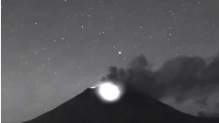¿OVNIS? Captan bola de luz sobrevolando el cráter del Popocatépetl: VIDEO