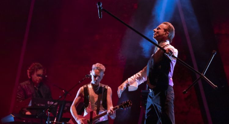 Depeche Mode en CDMX: Con emotivo homenaje y con bandera de México, así se vivió el primer concierto