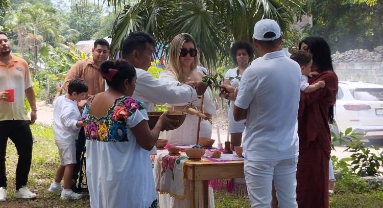 Familia venezolana bautiza a su hijo en un ritual maya en Quintana Roo