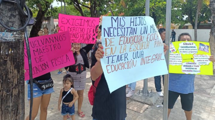 Padres bloquean avenida en Playa del Carmen por escuela sin maestro de educación física