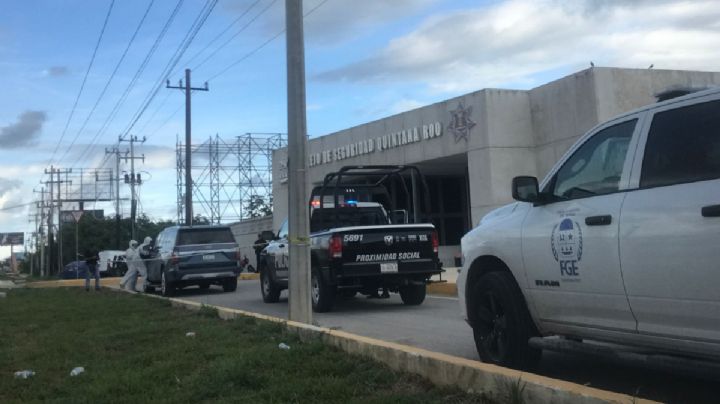 Atacan a balazos a un hombre a bordo de su camioneta en Puerto Morelos