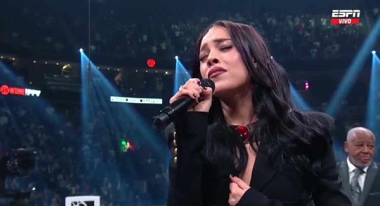 Así interpretó Danna Paola el Himno Nacional en la pelea de Canelo: VIDEO
