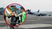 Menor drogado salta barda del AICM y se mete debajo de un avión a punto de despegar: VIDEO