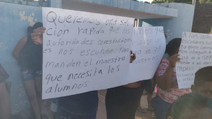 Padres de familia cierran escuela en Felipe Carrillo Puerto; exigen un nuevo maestro