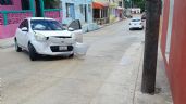 Conductora derrapa y choca contra una banqueta en Campeche