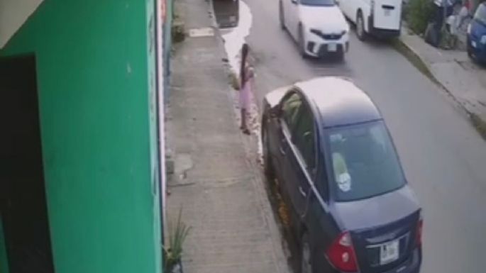 Taxista de Chetumal atropella a una niña; cámara de vigilancia captó el momento