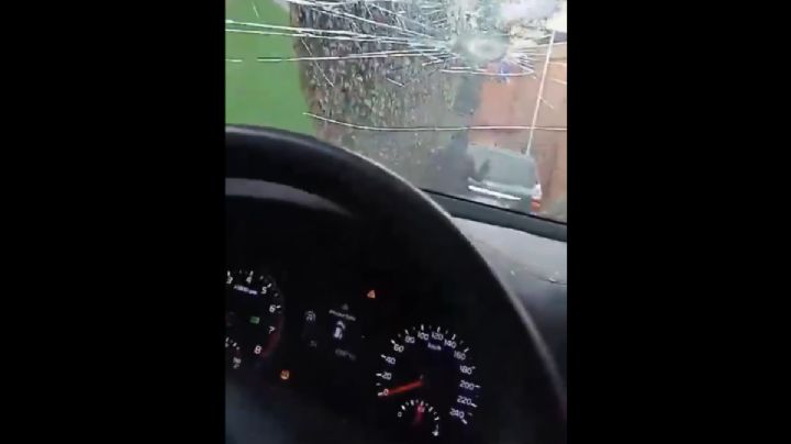 Hombre destruye el automóvil de su expareja con ella dentro en Toluca